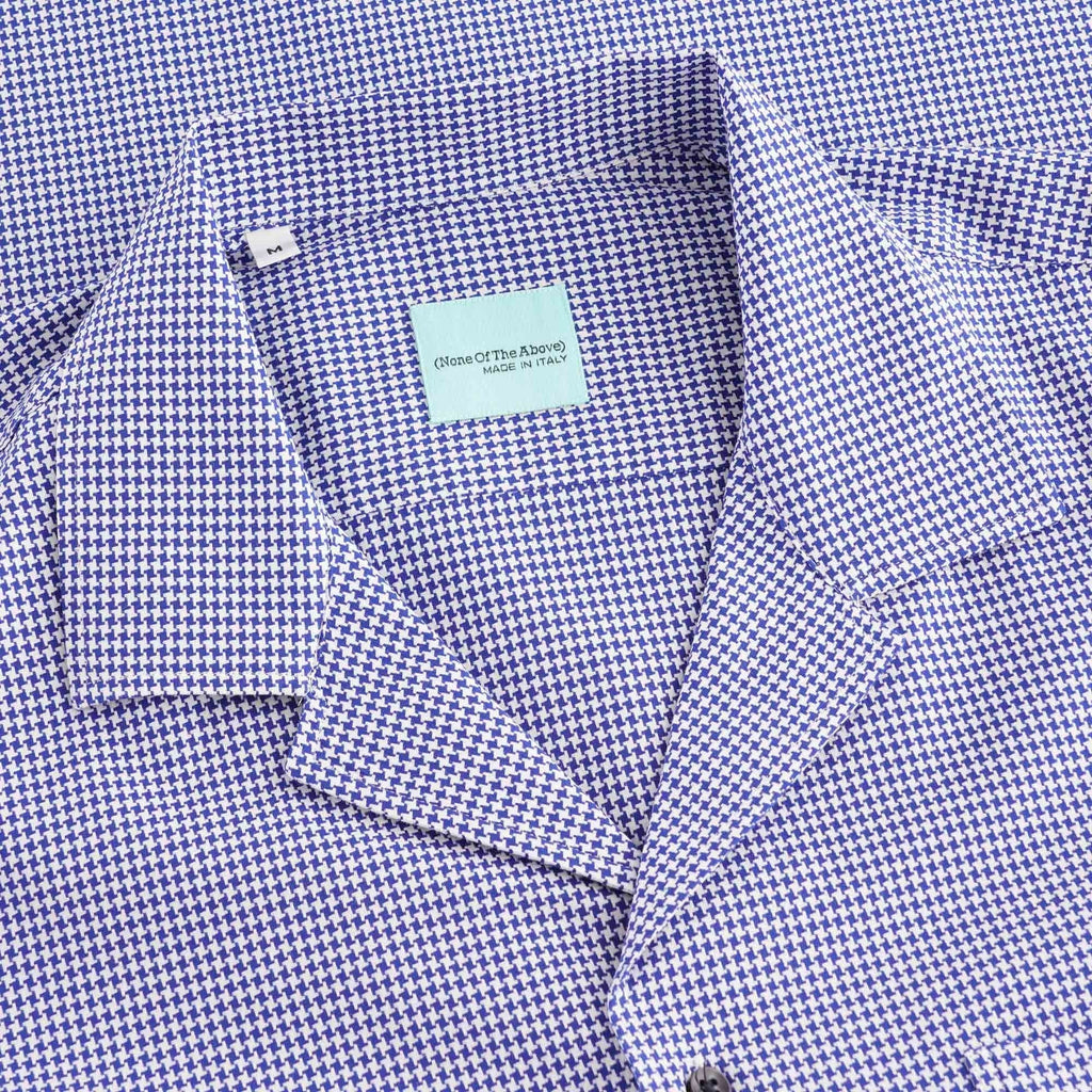Close-up of the blue and white houndstooth fabric of the shirt's revere collar.