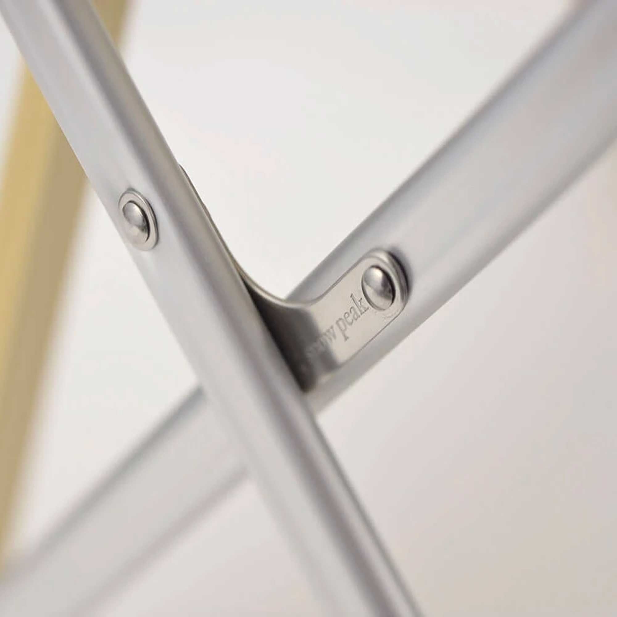 A detailed view of the chair's frame intersection with the 'snow peak' logo.