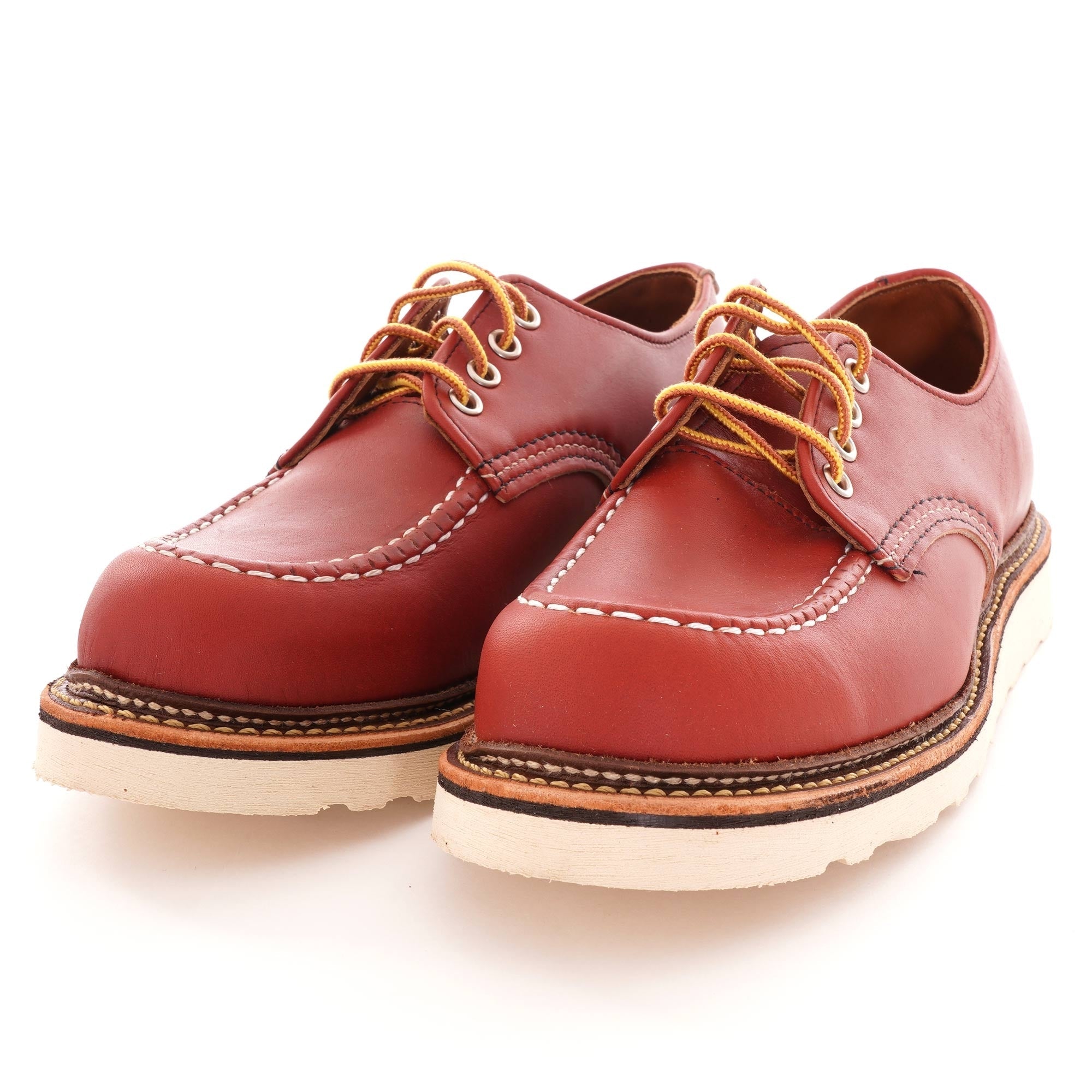 A pair of Red Wing Postman Oxford shoes in Oro Russet, with yellow laces, viewed from the front.