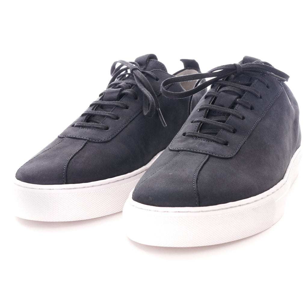 Pair of dark blue shoes with white soles. Ideal for everyday style and comfort.