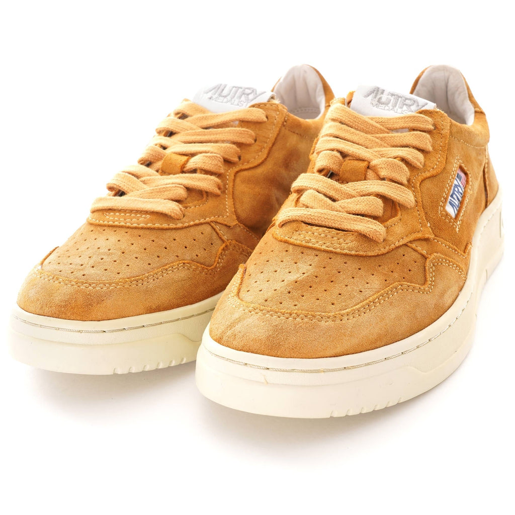 Angled top-down view of two Autry Medalist Low Suede in tan, with cream soles.