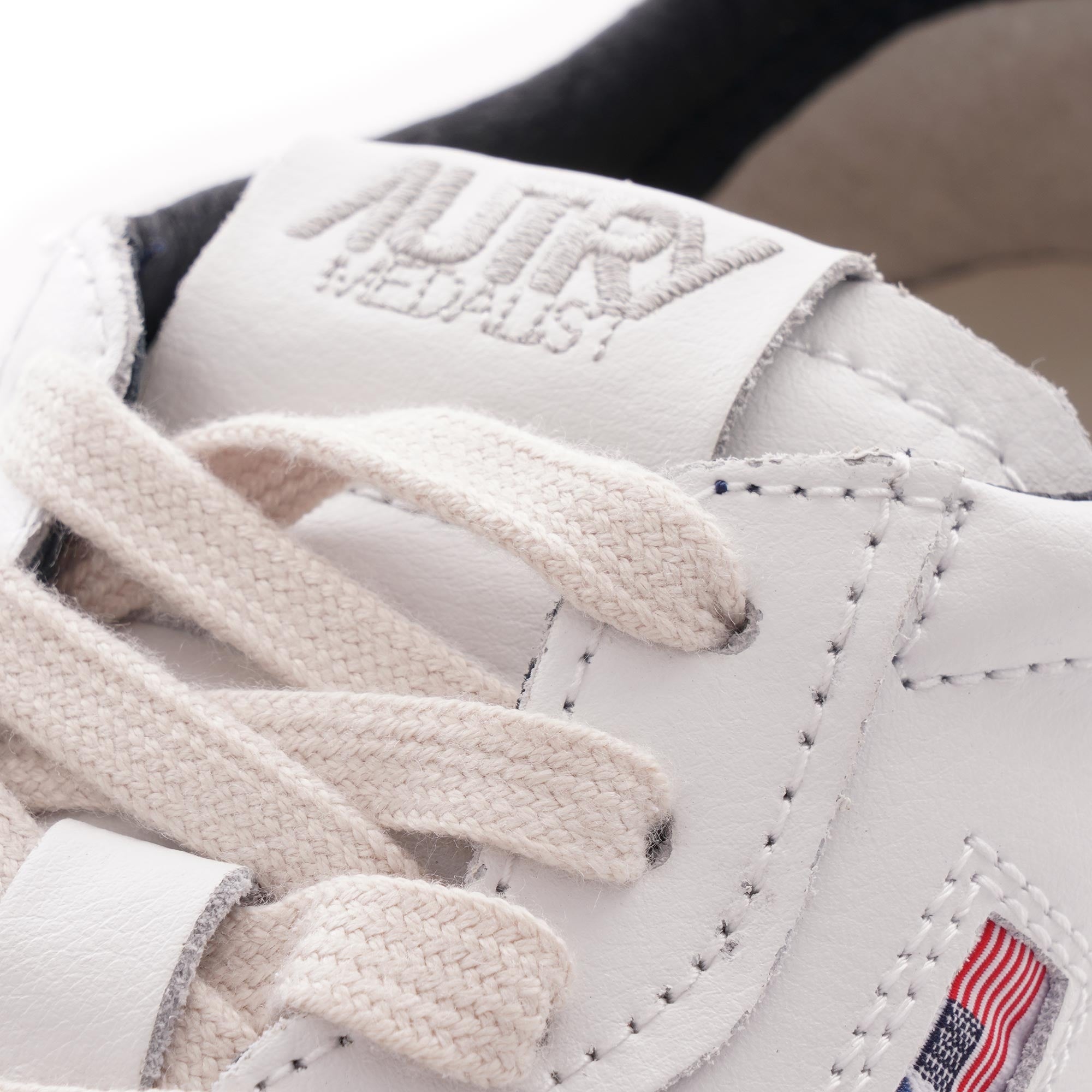 Autry Medalist Low - White/Blue