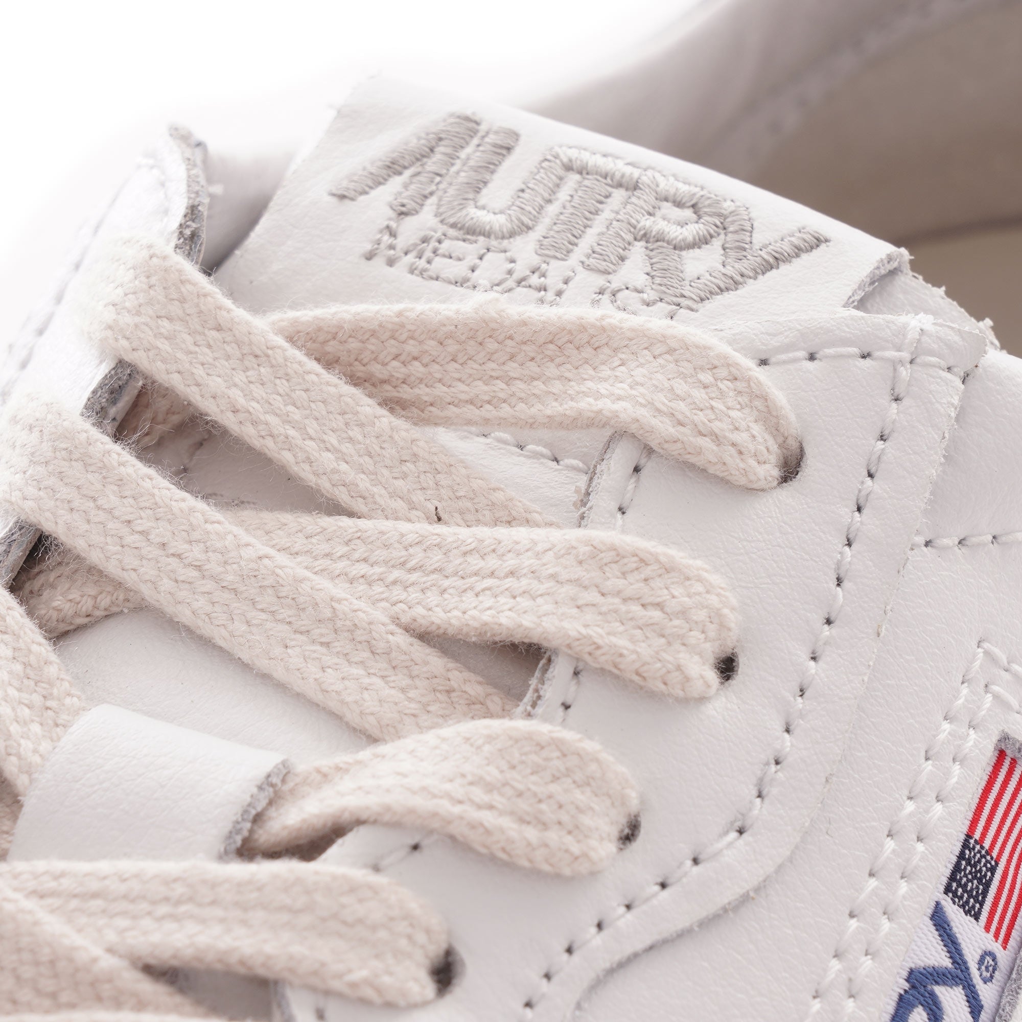 Autry Medalist Low - White/Light Blue