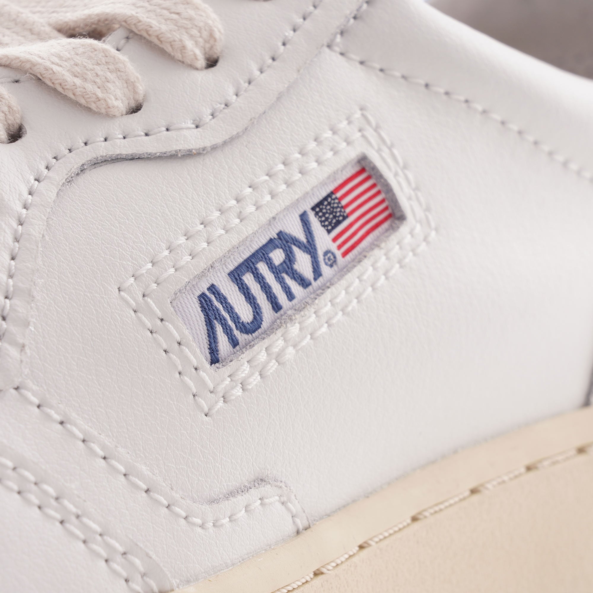 Autry Medalist Low - White/Light Blue