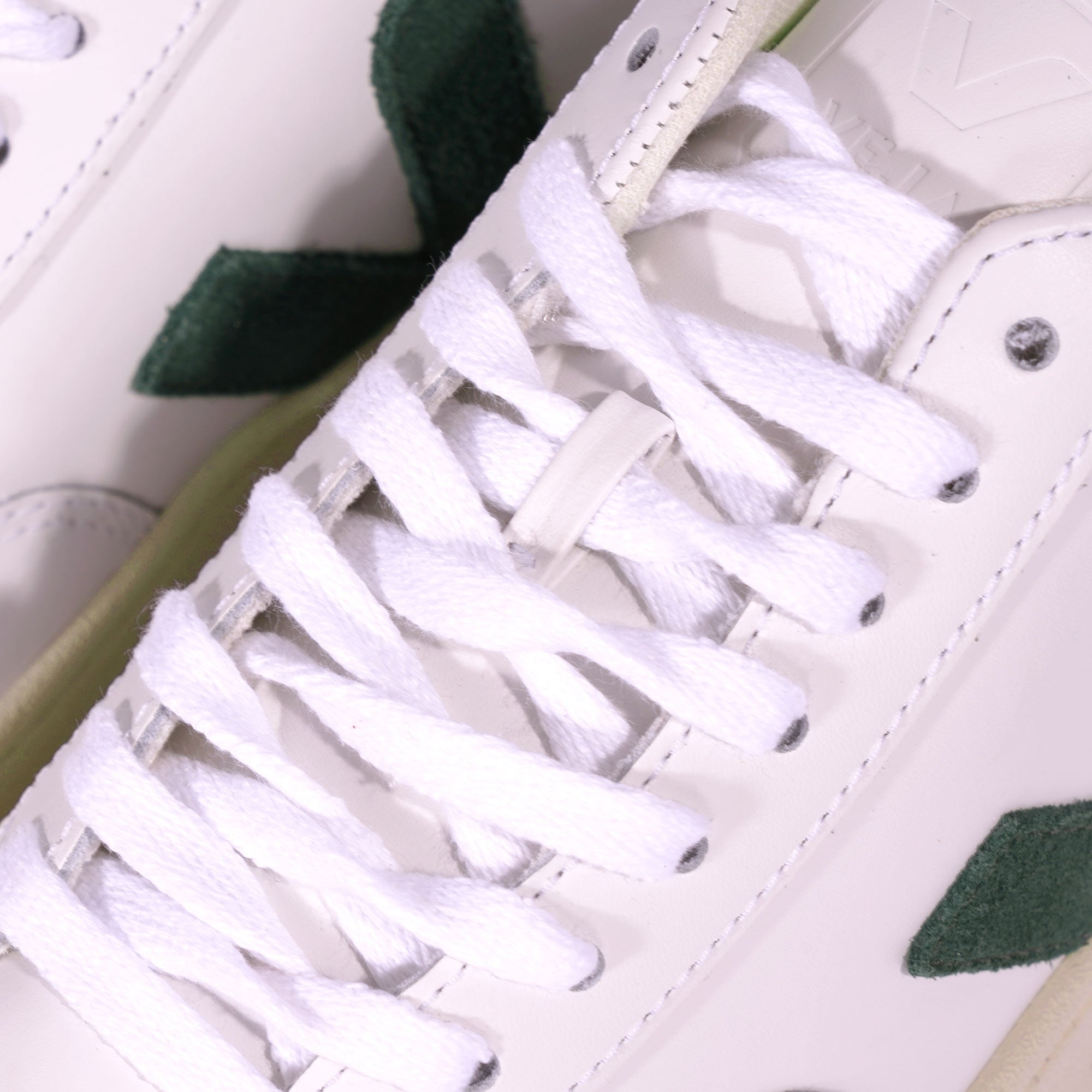 VEJA Womens V12 - White/Cyprus