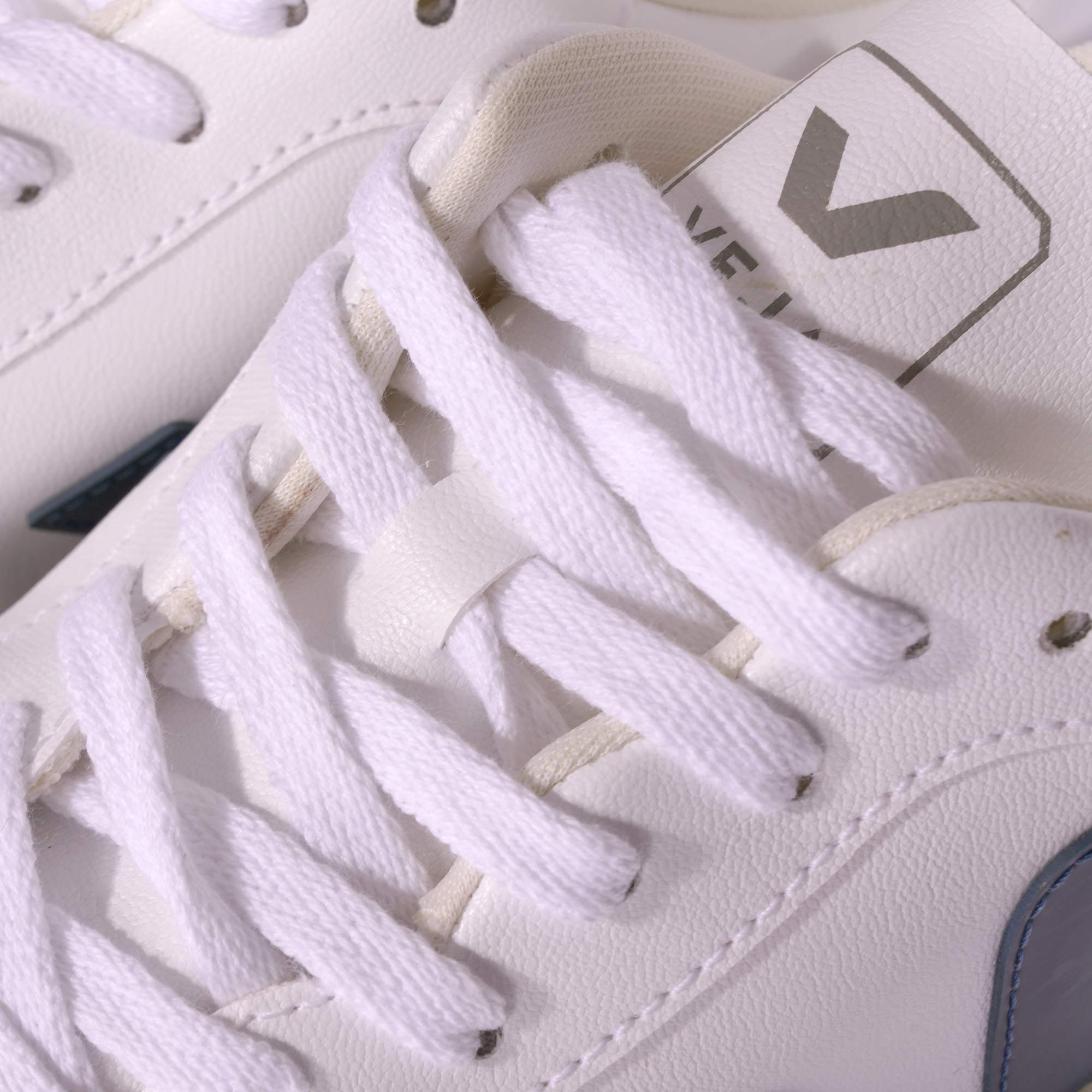 Veja V-10 CWL - White/California