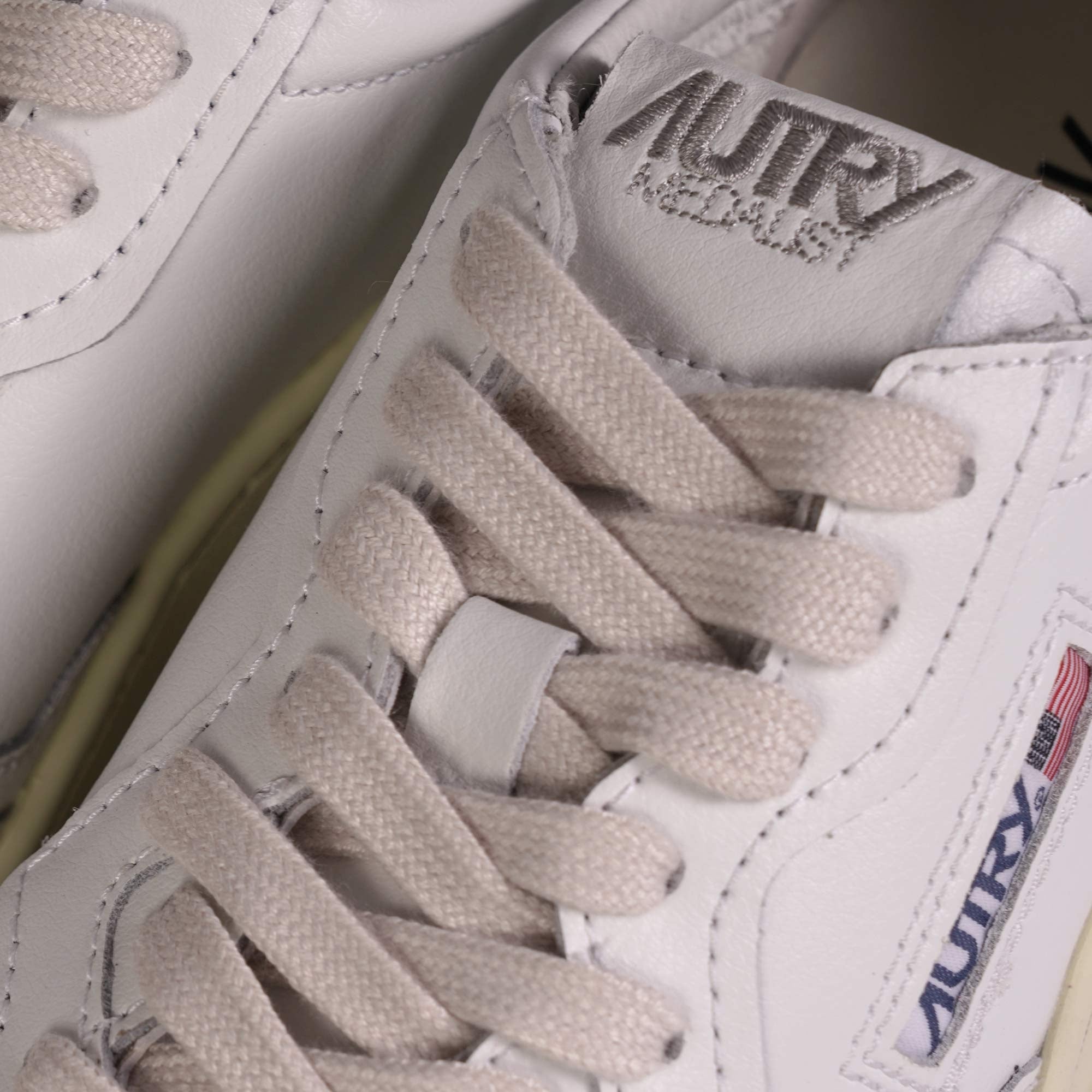 Autry Medalist Low - White/Petrol Blue
