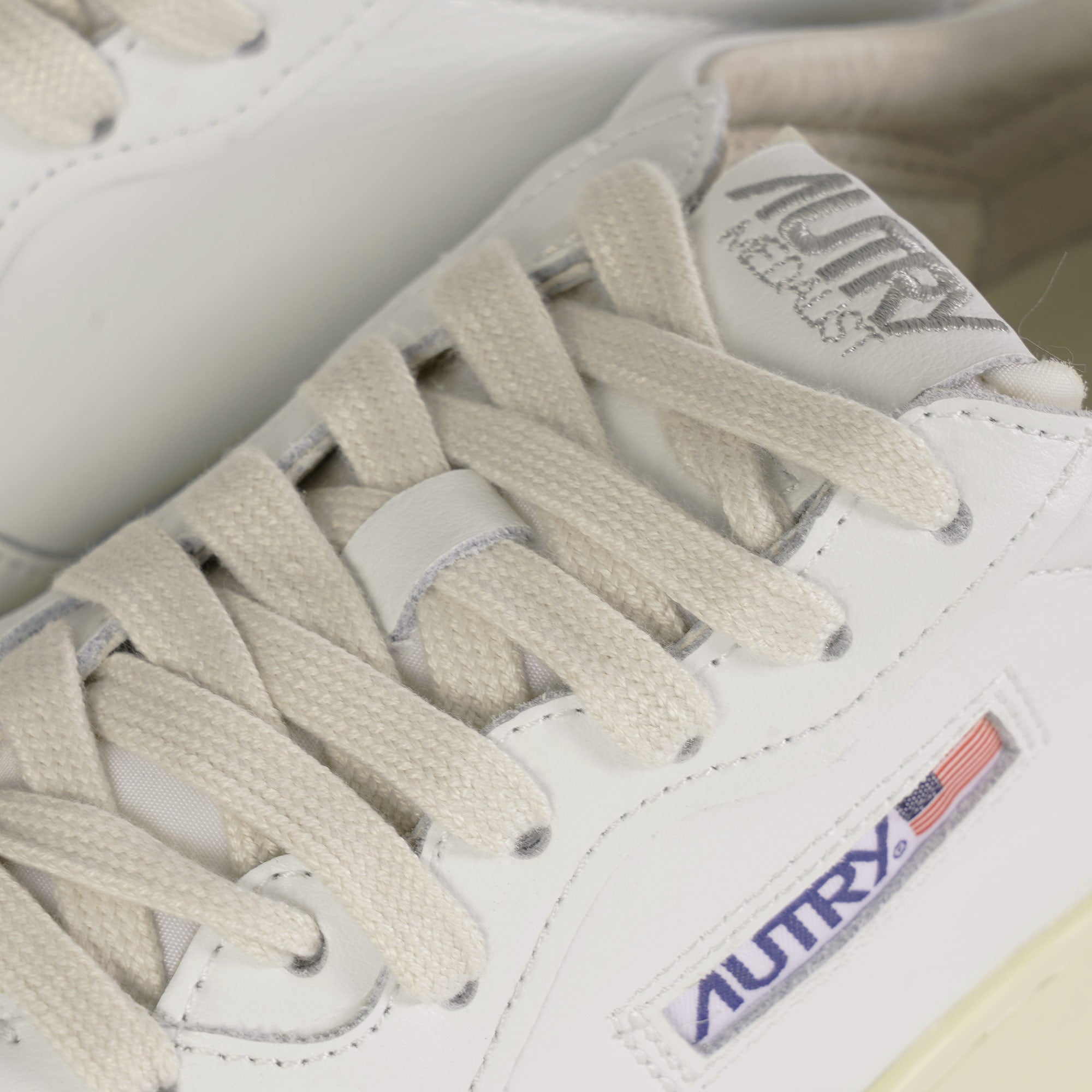 Autry Medalist Low Sneakers - White/Pale Blue