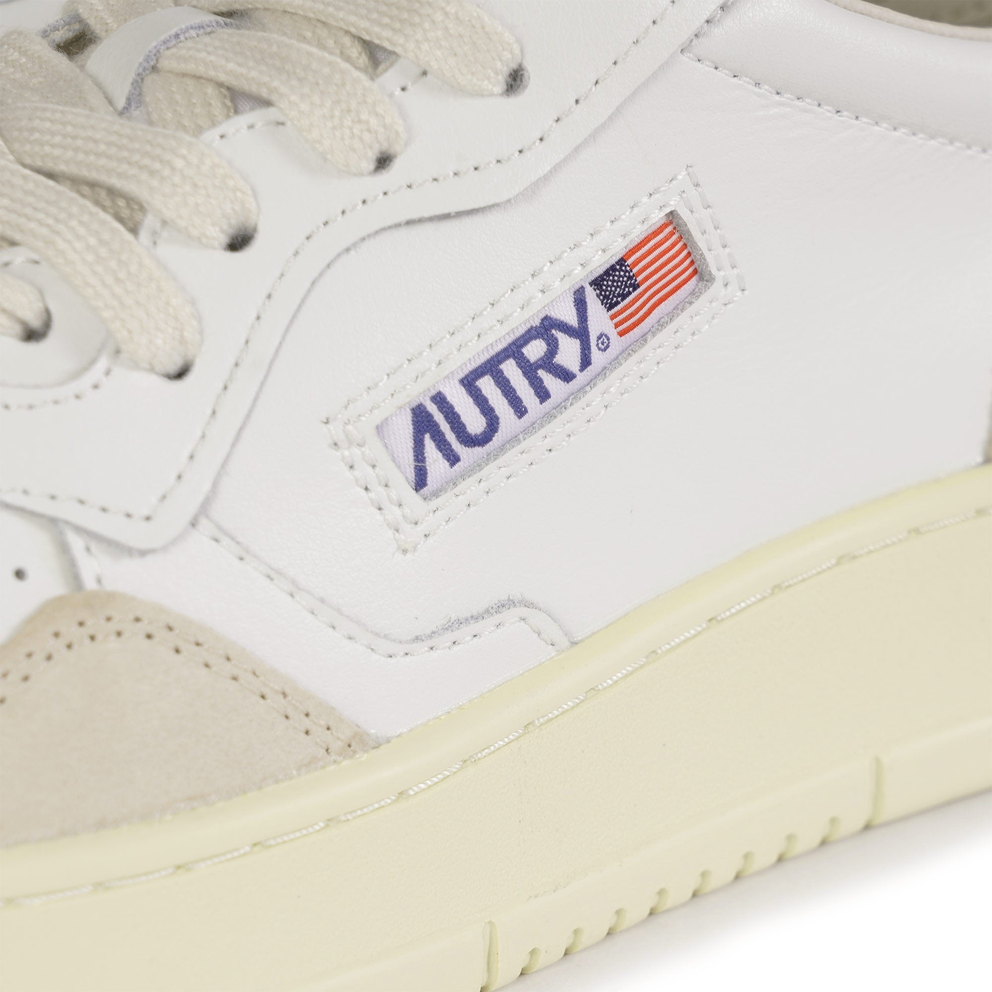 Autry Medalist Low Sneakers - White/Pale Blue