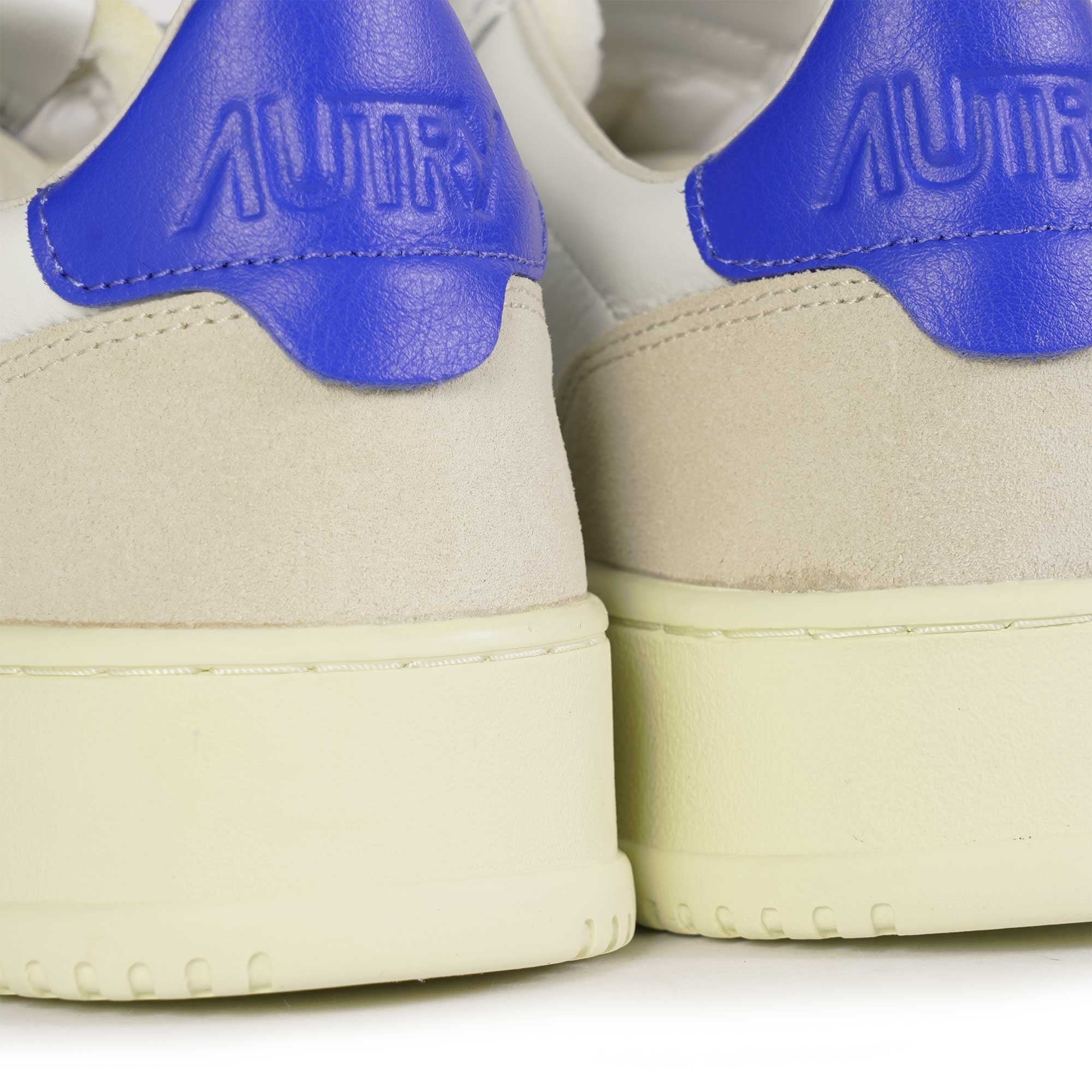 Autry Medalist Low Sneakers - White/Pale Blue