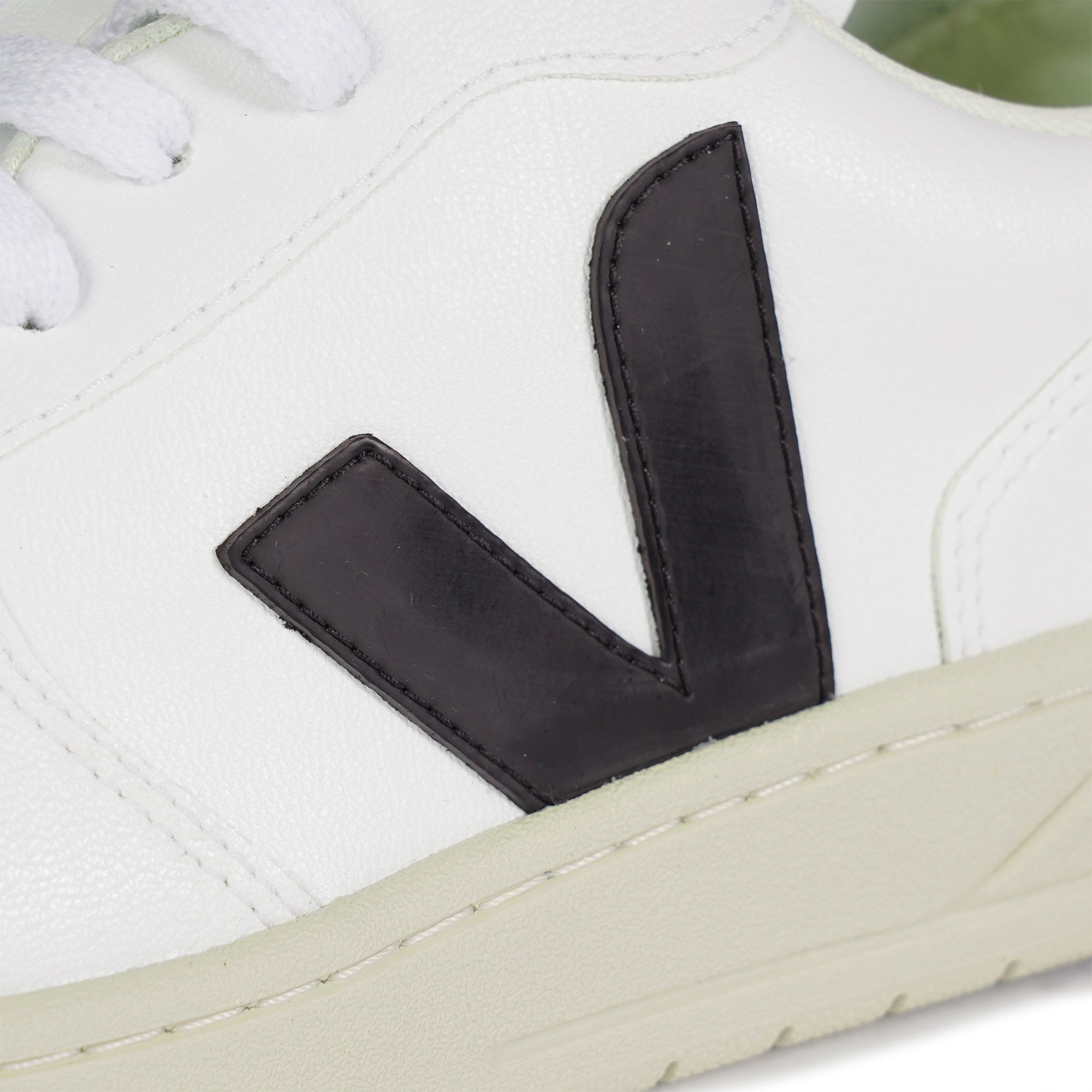 Veja Women's V-10 CWL - White/Black