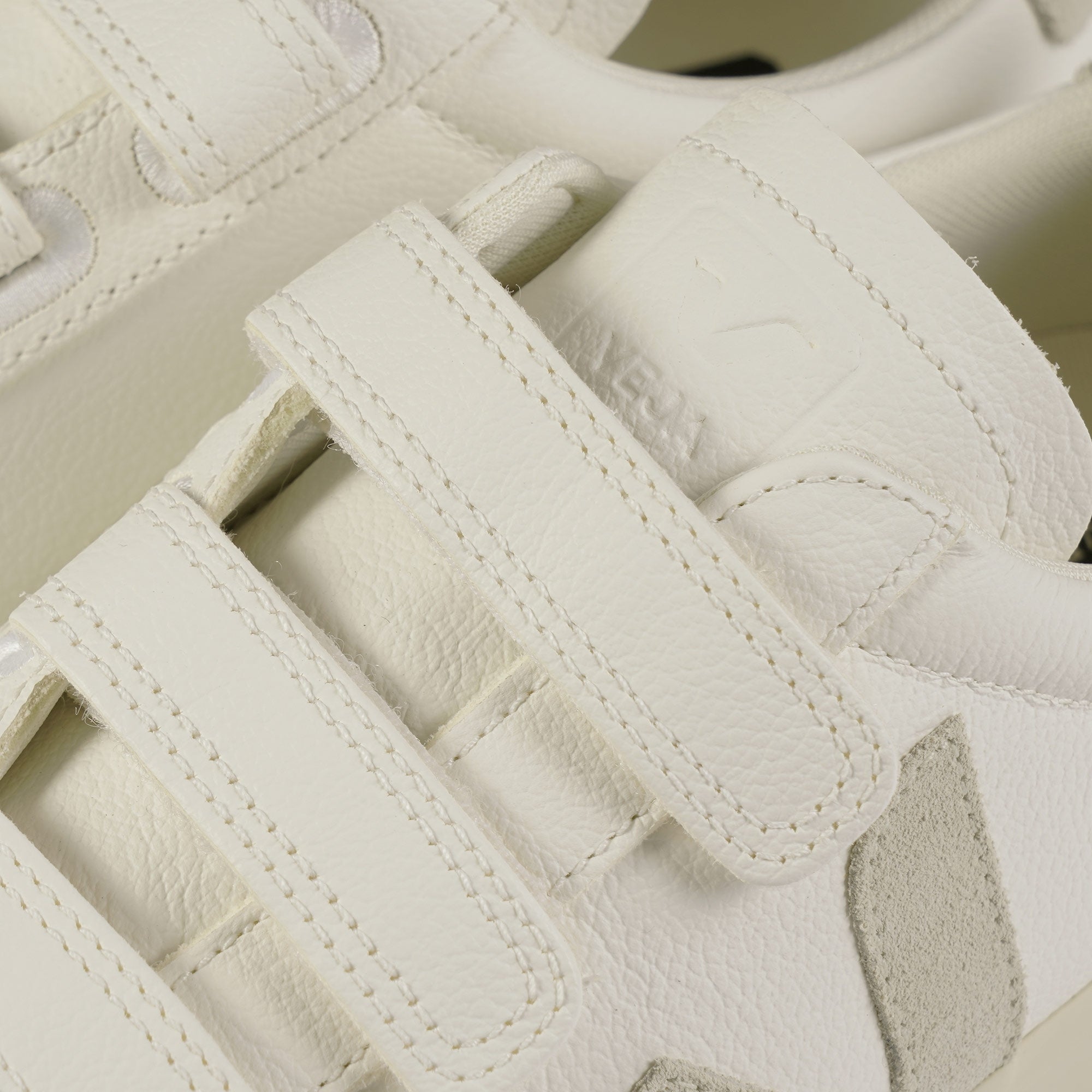 Veja Womens Recife Logo Chromefree Leather - White