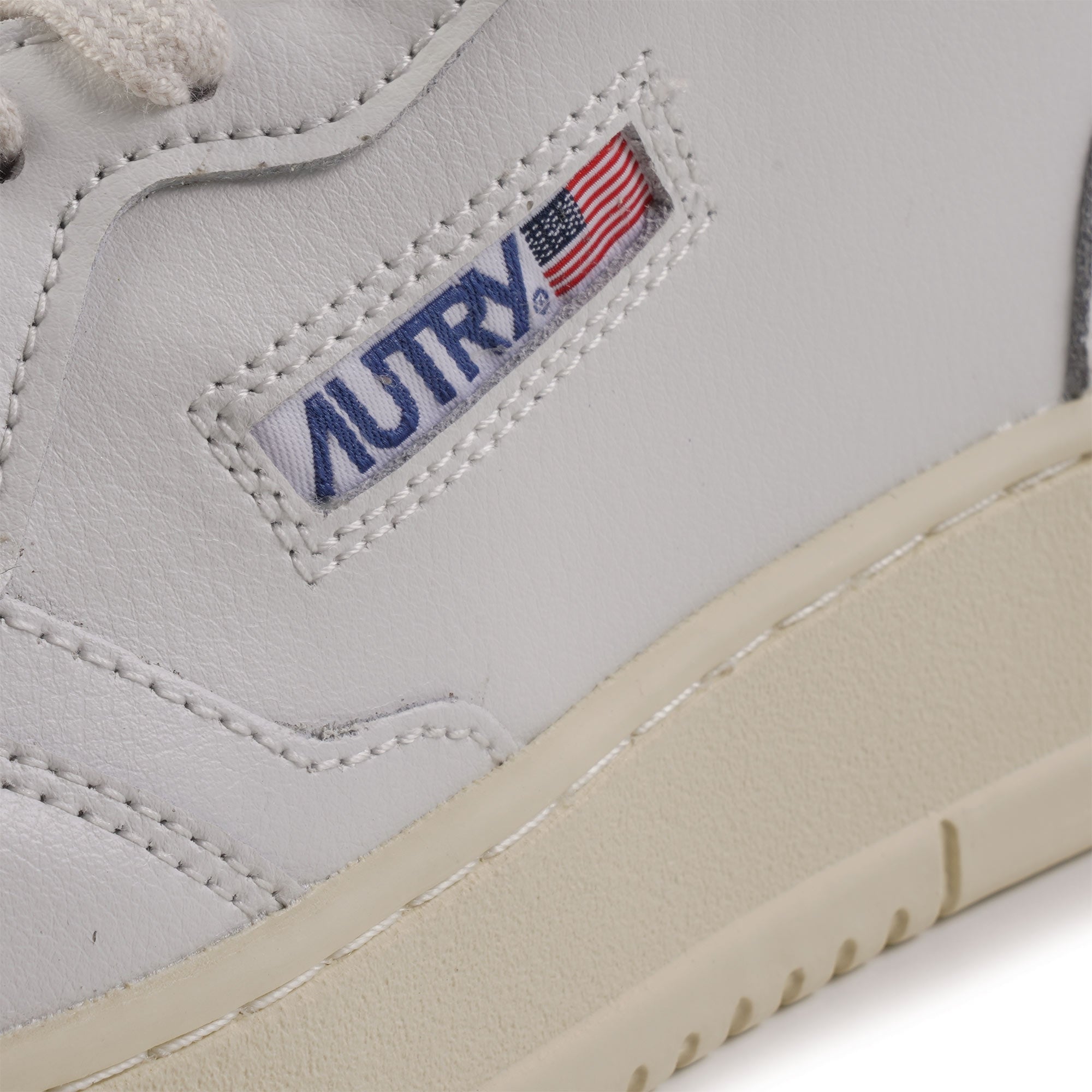 Autry Womens Medalist Low Sneaker - White and Pink